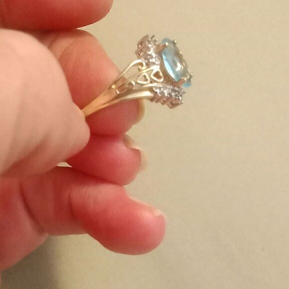 Avon 10 k natural ice blue topaz and diamond ring. Size 7.75 - Picture 3 of 7